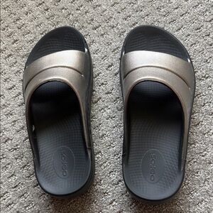 OOFOS Women's Metallic and Black Slide Sandals